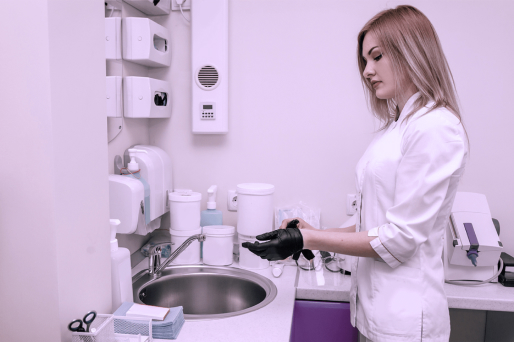 laboratoire dentaire Une assistante médicale travaillant devant un lavabo.