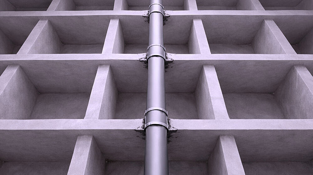 Représentation d'une ouverture dans le plafond Représentation schématique d'un tuyau qui traverse plusieurs planchers pour remonter vers le haut.