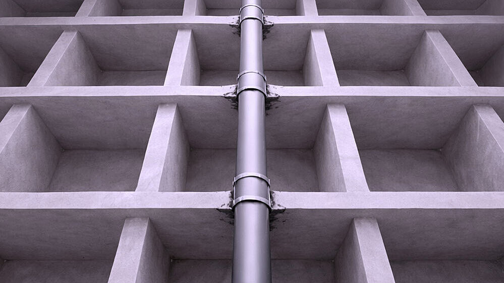 Représentation schématique d'un tuyau qui traverse plusieurs planchers pour remonter vers le haut.