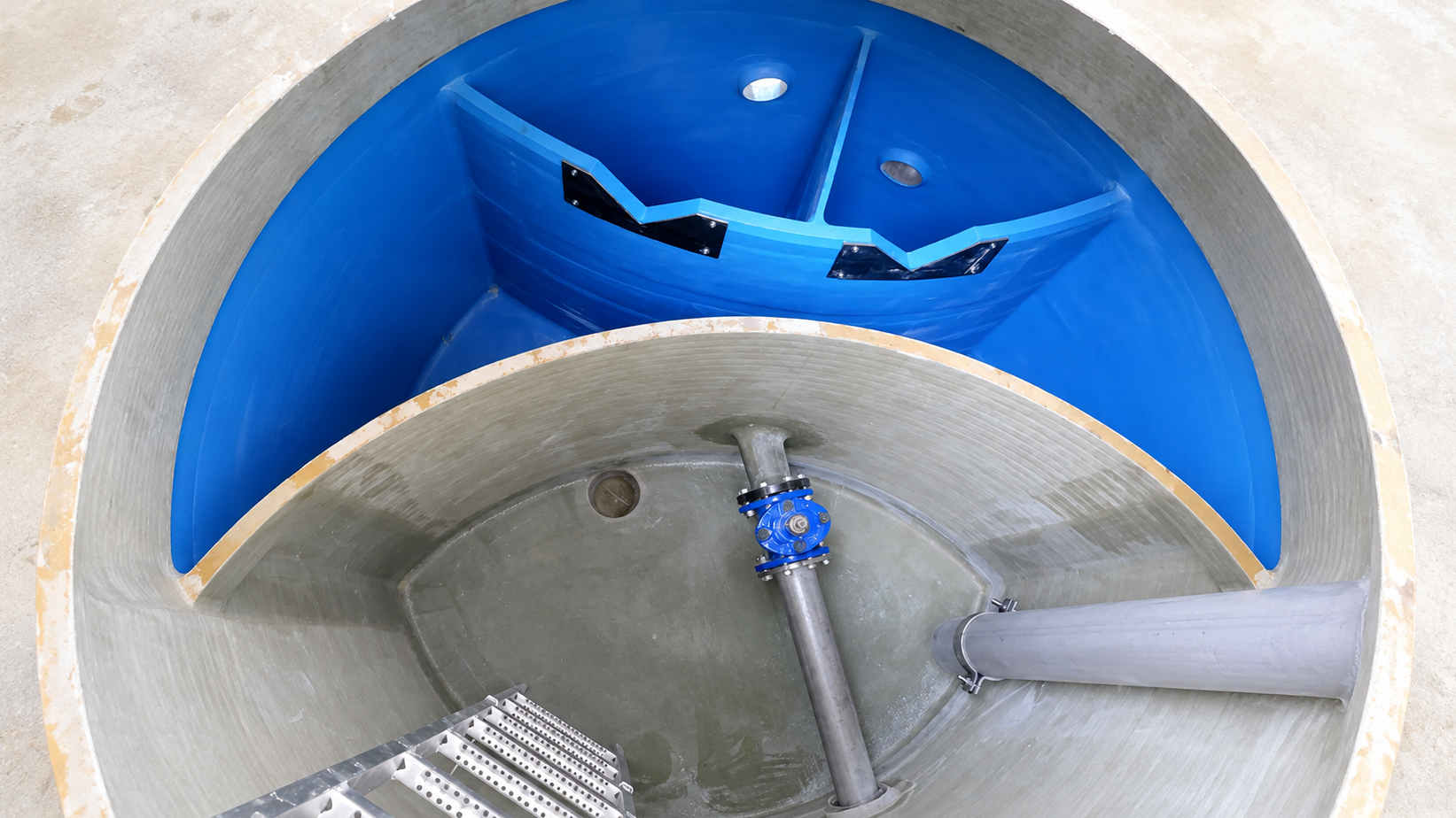 Regard en PRV fabriqué sur mesure, doté d'une répartition géométrique spécifique et d'une paroi intérieure.