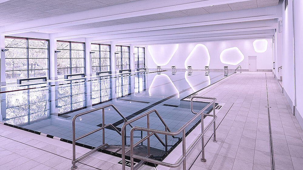 Piscine avec évacuations et caniveaux en acier inoxydable. Piscine avec évacuations et caniveaux en acier inoxydable.